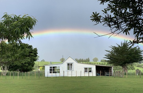 Kiwitea Cottage | Cliff Top Cottage just off SH1