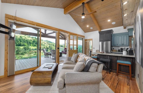 Roseburg House | Cliffhouse Hideaway - Romance, Views & Serenity