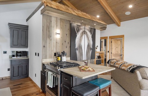 Roseburg House | Cliffhouse Hideaway - Romance, Views & Serenity