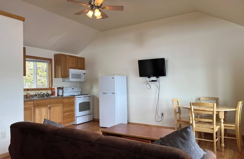 Hammond Cabin | Cliffside Hideaway-Renovations & upgrades coming!