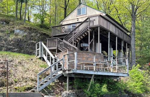 Hammond Cabin | Cliffside Hideaway-Renovations & upgrades coming!