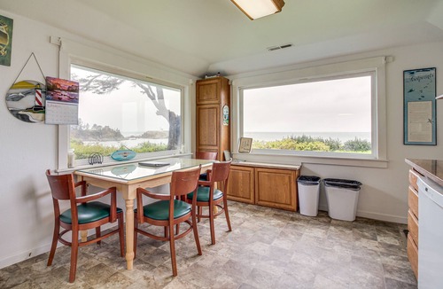 Coos Bay House | Cliffside Lighthouse Beach Home w/Ocean View