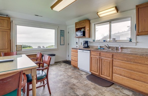 Coos Bay House | Cliffside Lighthouse Beach Home w/Ocean View