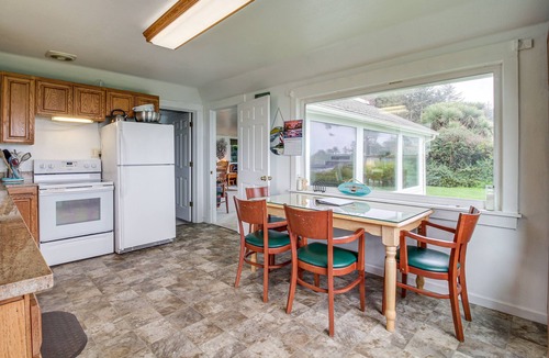 Coos Bay House | Cliffside Lighthouse Beach Home w/Ocean View