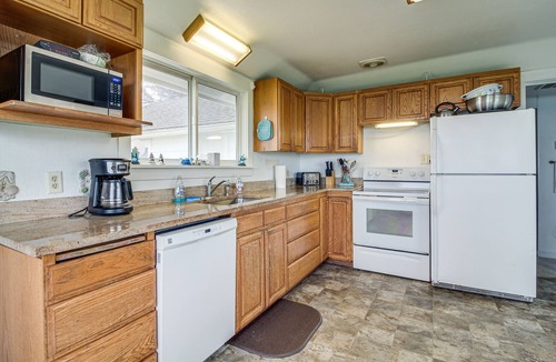 Coos Bay House | Cliffside Lighthouse Beach Home w/Ocean View