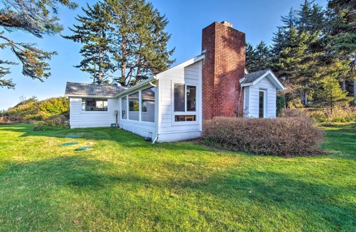 Coos Bay Cottage | Cliffside Lighthouse Beach Home w/Ocean View