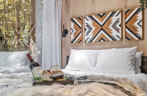 Lupton City Cabin | Cliffside Mirror Cabin