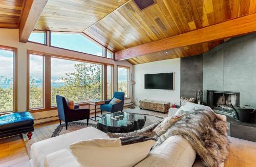 Round Hill Village House | Cliffside Retreat