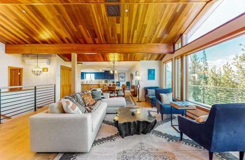 Round Hill Village House | Cliffside Retreat