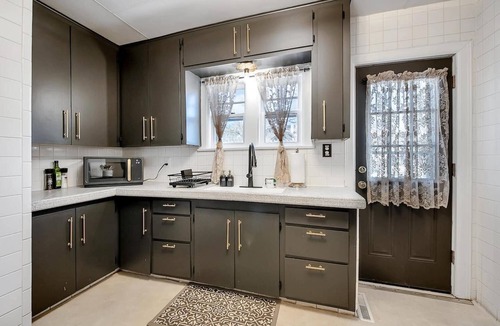 College Hill House | Clifton Corner: Art Deco charm in College Hill. Walk to the park, dining & shops. 2 king beds.