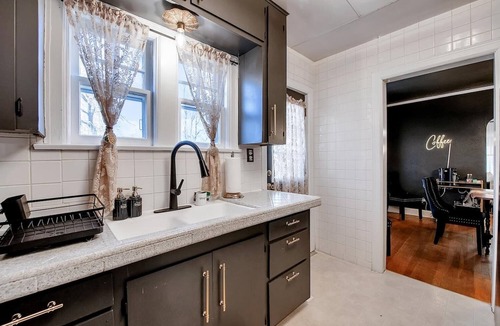 College Hill House | Clifton Corner: Art Deco charm in College Hill. Walk to the park, dining & shops. 2 king beds.