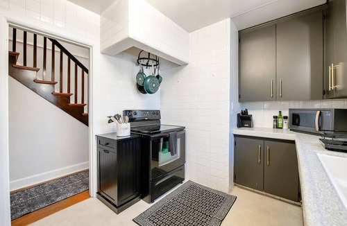 College Hill House | Clifton Corner: Art Deco charm in College Hill. Walk to the park, dining & shops. 2 king beds.