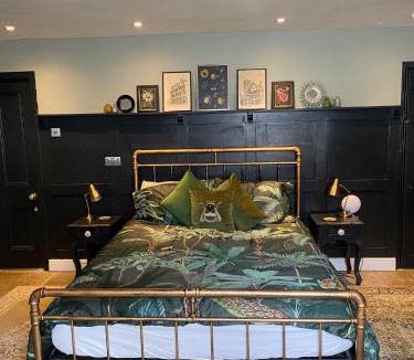 Clifton Apartment | Clifton Georgian Townhouse, Downstairs Ensuite Room & Light Plant Based Breakfast