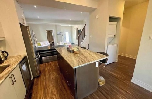 Niagara Falls House | Clifton Hill Luxury Mojo Dojo!