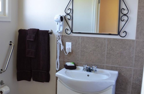 Indian Harbour Hotel | Clifty Cove Motel