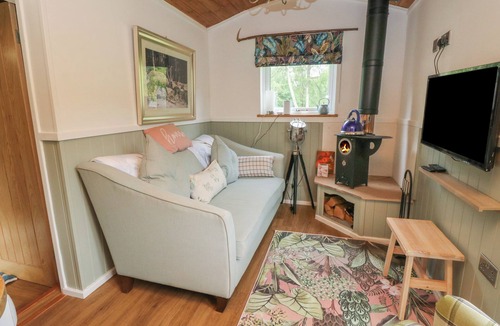 Balquhidder Cottage | CLIONADH SHEPHERDS HUT, pet friendly, with open fire in Strathyre