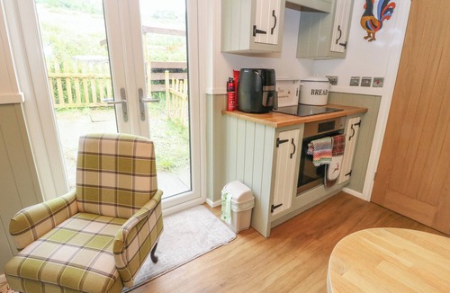 Balquhidder Cottage | CLIONADH SHEPHERDS HUT, pet friendly, with open fire in Strathyre