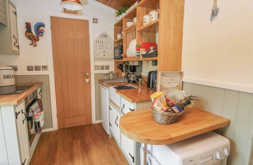 Balquhidder Cottage | CLIONADH SHEPHERDS HUT, pet friendly, with open fire in Strathyre