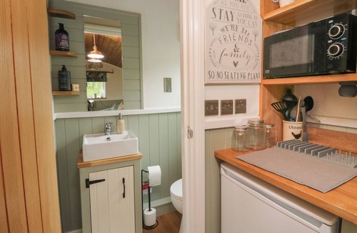 Balquhidder Cottage | CLIONADH SHEPHERDS HUT, pet friendly, with open fire in Strathyre