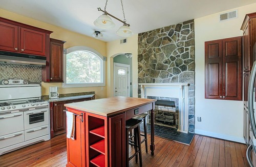 Afton House | Clonmel Acres: Hot Tub + Mins to Hazy Mtn & BMB