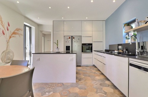 Vernay House | Clos du Cèdre - High-End Family Home with Spacious Garden, Pool, Parking