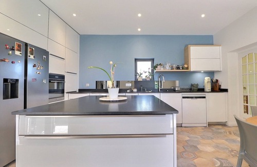 Vernay House | Clos du Cèdre - High-End Family Home with Spacious Garden, Pool, Parking