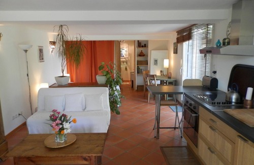 Aiguerelles House | Clos Jeanne the countryside in town.