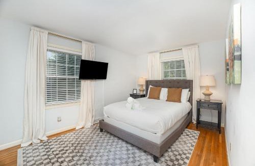 SouthPark House | Close 2 Southpark Pet Friendly w Fenced-In Yard