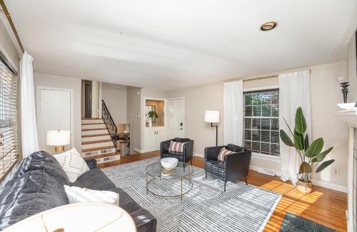SouthPark House | Close 2 Southpark Pet Friendly w Fenced-In Yard