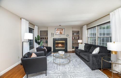 SouthPark House | Close 2 Southpark Pet Friendly w Fenced-In Yard