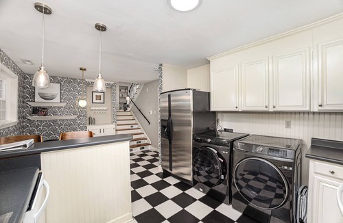 SouthPark House | Close 2 Southpark Pet Friendly w Fenced-In Yard