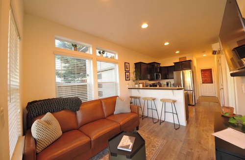 Larkspur House | Close, Cute, and Clean! - Hot Tub/Firepit/Bikes/Floats