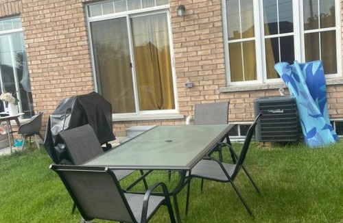 Bowmanville House | Close Property