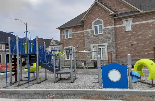 Bowmanville House | Close Property