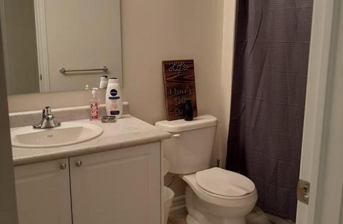 Bowmanville House | Close Property