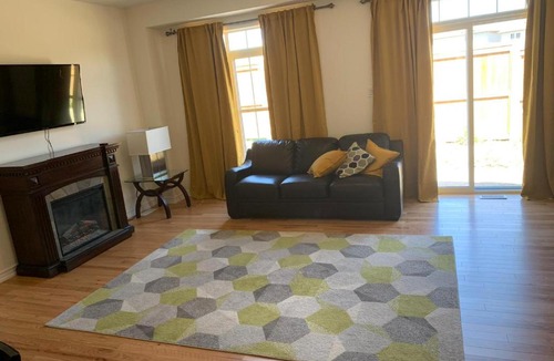 Bowmanville House | Close Property