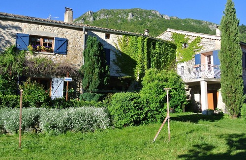 Chateauneuf-Miravail Cottage | Close the skylight the sunflowers