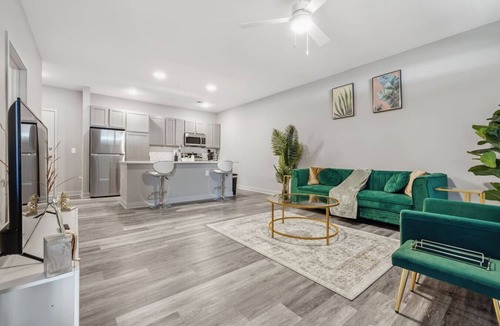 Whitestown Apartment | Close to All | Bright & Clean