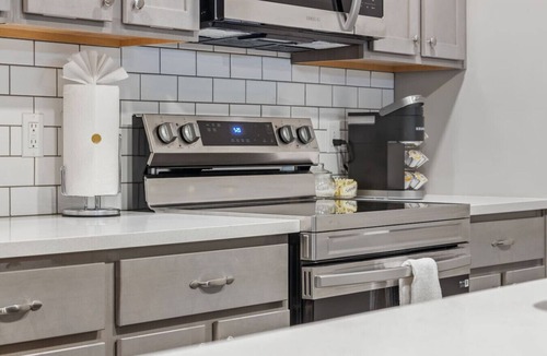 Whitestown Apartment | Close to All | Bright & Clean