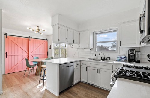 Ozark House | Close to all that Ozark has to offer!