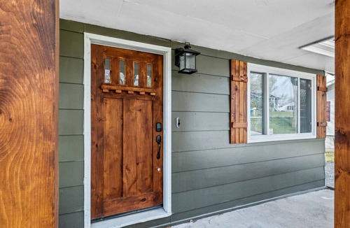Ozark House | Close to all that Ozark has to offer!