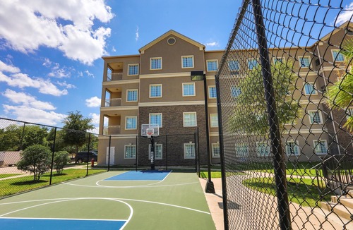 Montopolis Apartment | Close to Austin Airport | Free Breakfast + Outdoor Pool + Free Wi-Fi