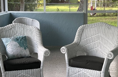 Laurel House | Close to beach ! 3 Bdrm , 2 Bath - Duplex