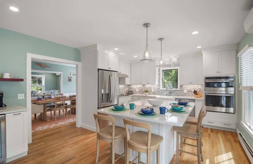 West Dennis House | Close to Beach, Fire Pit, and Hot Tub!