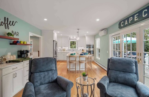 West Dennis House | Close to Beach, Fire Pit, and Hot Tub!