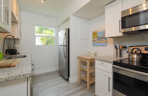 Harbordale Apartment | Close to beach, downtown, airport. Entire Apt.
