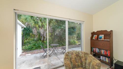 Park East Apartment | Close to Beaches, Downtown, Restaurants & Parks!