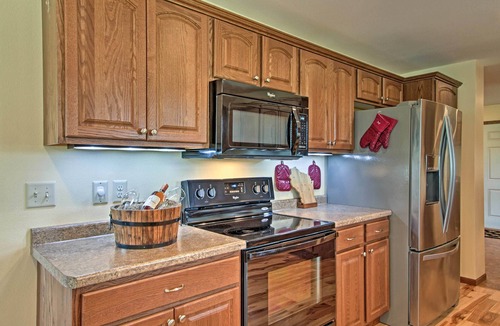 Mauston House | CLOSE TO CASTLE ROCK LAKE AND WI DELLS! GREAT FOR GROUPS OR MULTIPLE FAMILIES