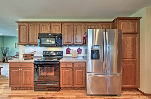 Mauston House | CLOSE TO CASTLE ROCK LAKE AND WI DELLS! GREAT FOR GROUPS OR MULTIPLE FAMILIES