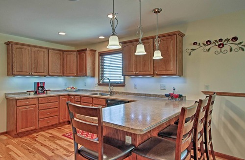 Mauston House | CLOSE TO CASTLE ROCK LAKE AND WI DELLS! GREAT FOR GROUPS OR MULTIPLE FAMILIES